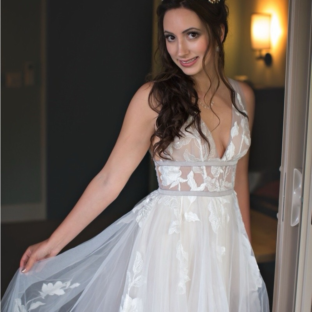 Elegant White Floral Gown - Picture 8 of 12